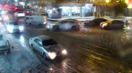 Bakıda qarlı hava səbəbindən bəzi küçələrdə nəqliyyatın hərəkəti çətinləşib