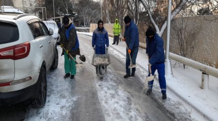 Bakıda dünəndən yağan qarın təmizlənməsi həyata keçirilir