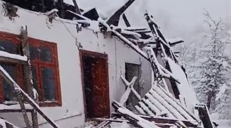 
Lerikdə güclü qar evin dam örtüyünü uçurub