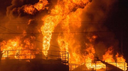 Российскую нефтебазу не могут потушить
