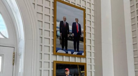 Photo of Putin and Trump displayed inside the White House