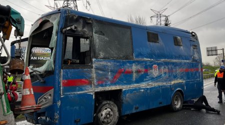 İstanbulda məhkumları daşıyan avtobus aşıb, 19 nəfər yaralanıb