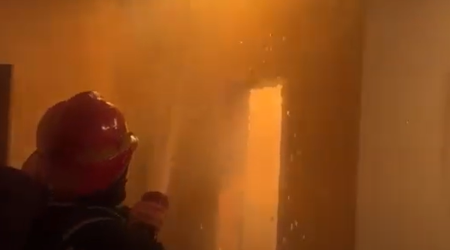 Sumqayıtda ev yanıb