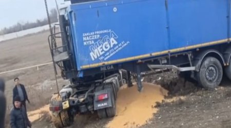 Ucarda yük maşını ilə minik maşını toqquşub, yaralılar var