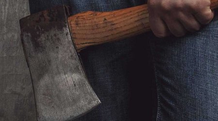 В Азербайджане мужчина напал с топором на детей