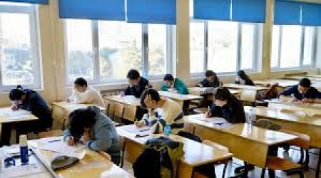 Deputat məktəblərdə çox imtahan keçirilməsi irad bildirib - Video