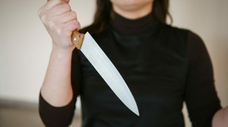 В Баку девочка-подросток ударила ножом отца за избиение матери
