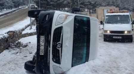 Qusarda mikroavtobus aşıb, 2 nəfər xəsarət alıb