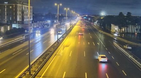 В Баку на ряде магистралей из-за непогоды снижен скоростной режим