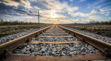 В Хачмазе при столкновении поезда с автомобилем погиб водитель