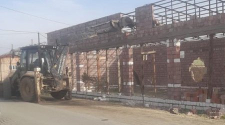 Füzulidə qanunsuz tikili sökülüb - Video