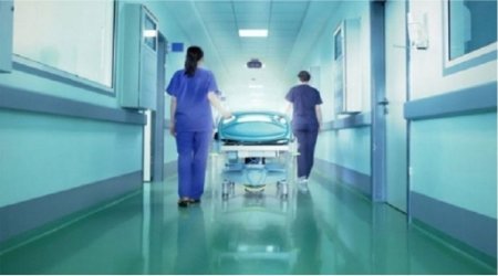 Пострадавшая при стрельбе в лицее İdrak учительница переведена в палату