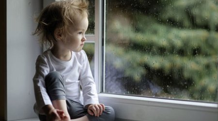 Qonşu ölkədə ana 3 və 5 yaşlı uşaqlarını beşinci mərtəbədən atıb