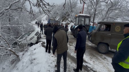 
Ağsu aşırımında buz bağlayan yolda iki avtomobil aşıb