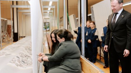 
Leyla Əliyeva Şuşa məscidi üçün hazırlanmış dairəvi xalçanın kəsim mərasimində iştirak edib