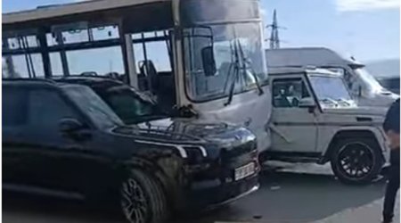 Bakı-Sumqayıt yolunda marşrut avtobusu ilə iki avtomobil toqquşub - Video