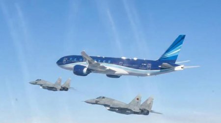 Сербские истребители сопровождают самолет Ильхама Алиева