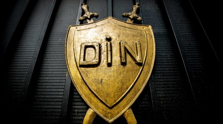 Avtobus dayanacağında çantasını unudan şəxsin qızılları oğurlanıb