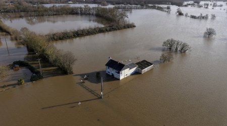 На западе Франции объявлен красный уровень угрозы наводнений