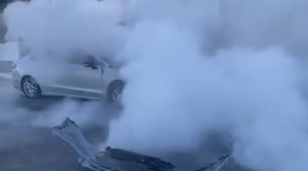 Badamdarda maşın yandı - Video