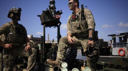 Axios: США изучают возможность устранения верховного лидера Ирана и его сына