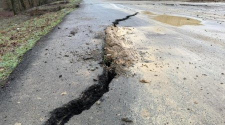 Lənkəranda 7 kəndi birləşdirən yolda sürüşmə olub