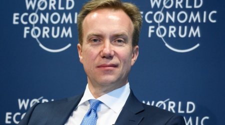 Davos Forumunun rəhbəri istefa verir