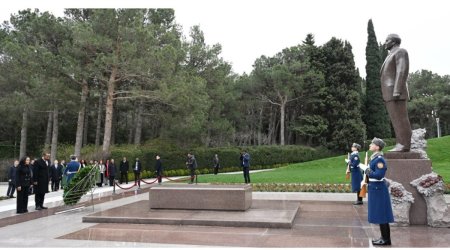 
Ethiopian Prime Minister pays tribute to Heydar Aliyev at Alley of Honor
