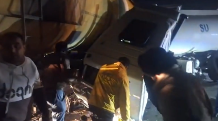 Bakıda maşın qatarla toqquşub - Video