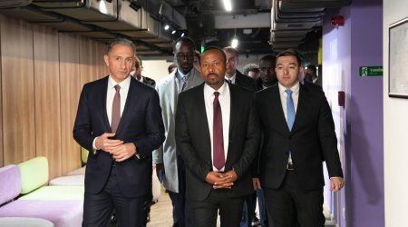 Премьер-министр Эфиопии посетил AI Academy в Баку