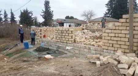 В Баку снесена незаконная постройка