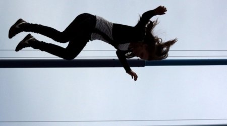 Mingəçevirdə 19 yaşlı qız binadan yıxılıb