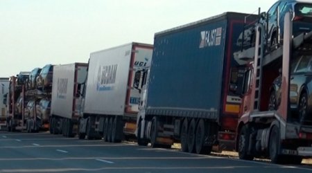 Azərbaycan İranla sərhəddə yük avtomobillərinin hərəkətini dayandırıb