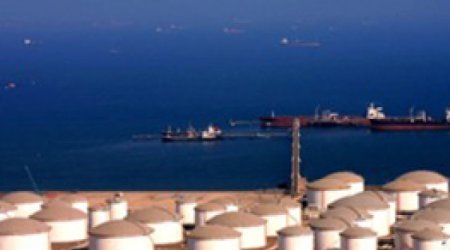 В Эмиратах пожар на крупнейшем нефтехранилище