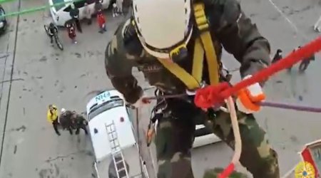 Xilasedicilər alpinist ləvazimatlarının köməyi ilə azyaşlını xilas etdilər - Video