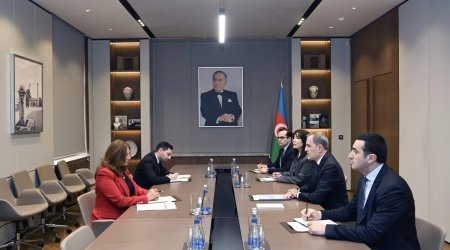 Kolumbiyanın yeni səfiri etimadnaməsinin surətini Ceyhun Bayramova təqdim edib