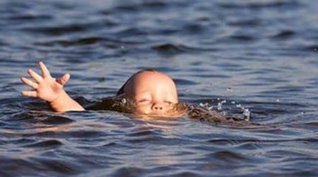 Yevlaxda 2 yaşlı uşaq su kanalında boğularaq ölüb