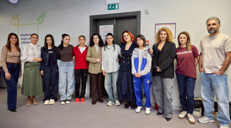 Qızlara ağ yaraşır&rdquo; layihəsinin iştirakçıları Azercell-inqonağı oldular
Layihə çərçivəsindəcüdoyabaşlayan yeniyetmə qızlarla görüş keçirildi