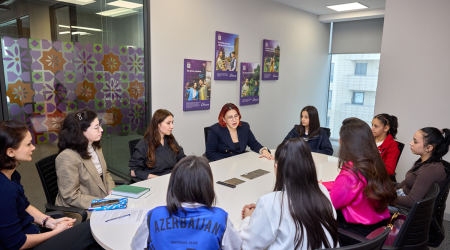 Qızlara ağ yaraşır&rdquo; layihəsinin iştirakçıları Azercell-inqonağı oldular Layihə çərçivəsindəcüdoyabaşlayan yeniyetmə qızlarla görüş keçirildi