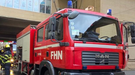 Bakıda çoxmərtəbəli yaşayış binasında yanğın olub - Video