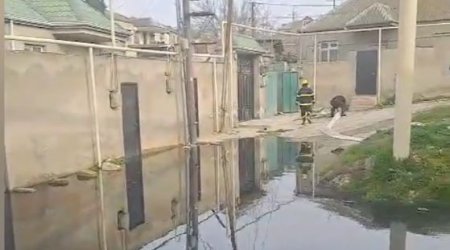 Xətaidə kanalizasiya çöküb, evləri su basıb - Video