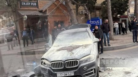 В Баку в результате ДТП сгорел автомобиль