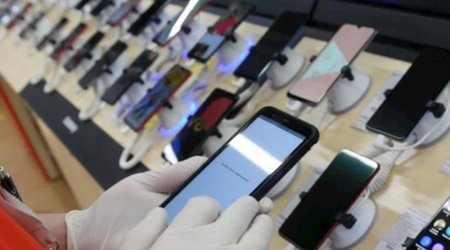 Ölkəyə gətirilən smartfonlar 2 dəfədən çox bahalaşıb