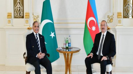 Президент Азербайджана поздравил Шахбаза Шарифа