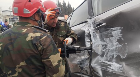 Avtomobildə sıxılı vəziyyətdə qalan sərnişin belə xilas edilib