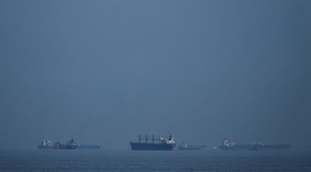 Атакованное в Ормузском проливе грузовое судно село на мель у острова Кешм