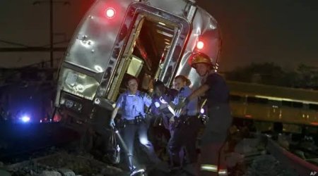 В США при столкновении поезда с грузовиком погибли пять человек