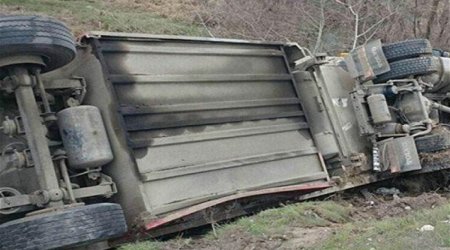 Kəlbəcərdə yük avtomobili aşıb, 3 nəfər ölüb