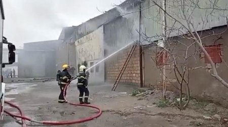 Binəqədi rayonunda anbarda yanğın başlayıb