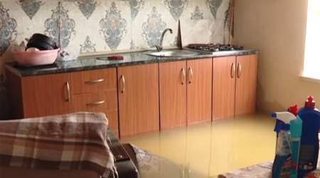 Xırdalanda suyun altında qalan evlərə dəyən ziyanı kim ödəyəcək? - Video